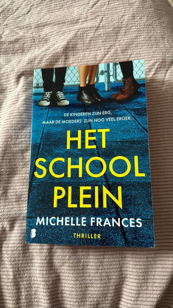 Het schoolplein - Michelle Frances, Ophalen of Verzenden, Zo goed als nieuw, Nederland