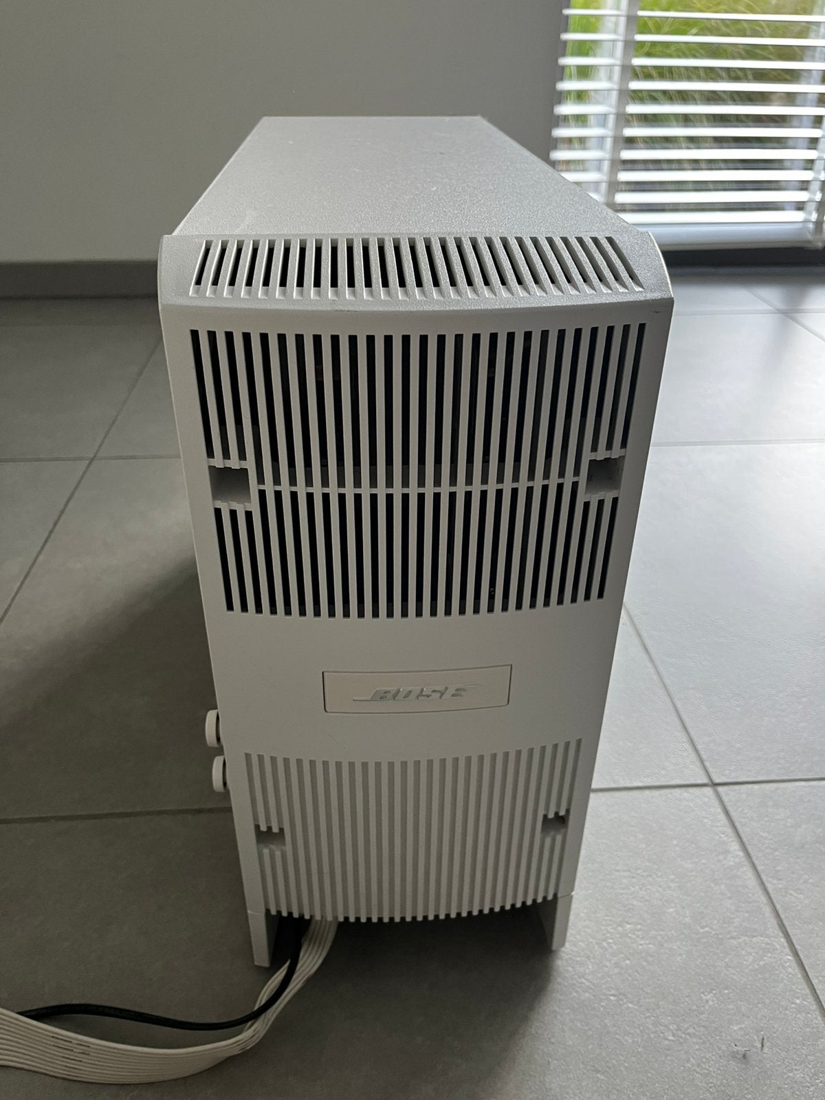 Witte subwoofer van de Bose Acoustimass 10 Series IV, Gebruikt, 120 watt of meer, Ophalen, Overige merken