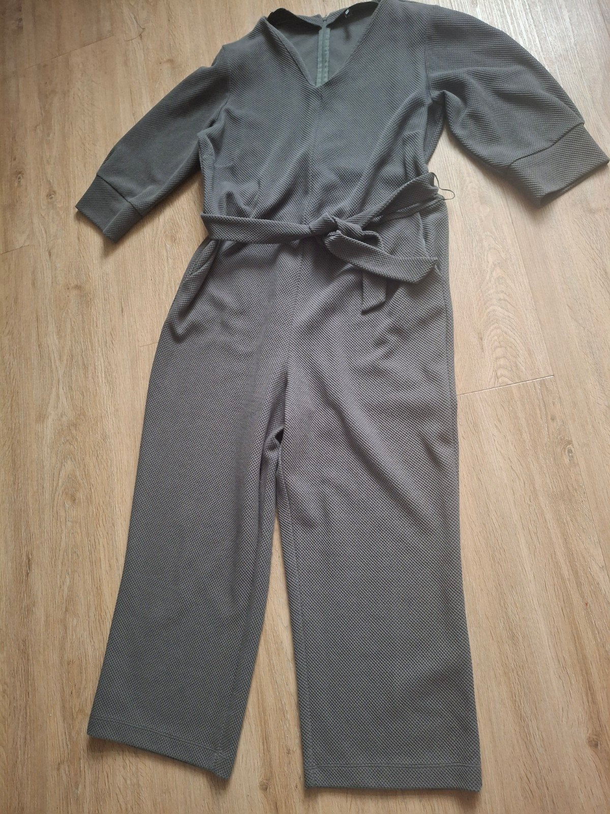 Nieuwe jumpsuit maat L, Kleding | Dames, Jumpsuits, Ophalen of Verzenden, Nieuw, Maat 38/40 (M), Grijs
