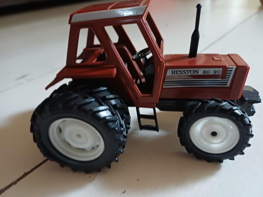 Miniatuur tractor Hesston 80-90, Hobby en Vrije tijd, Modelauto's | 1:32, Ophalen of Verzenden, Tractor of Landbouw, Overige merken