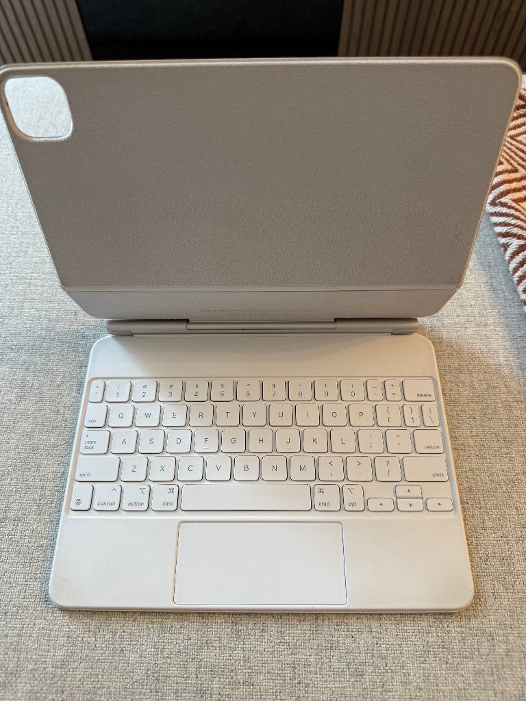 Apple Magic Keyboard (1st/2nd Gen) A2261 for iPad 11-inch(W), Computers en Software, Gebruikt, 11 inch, Bescherming voor- en achterkant