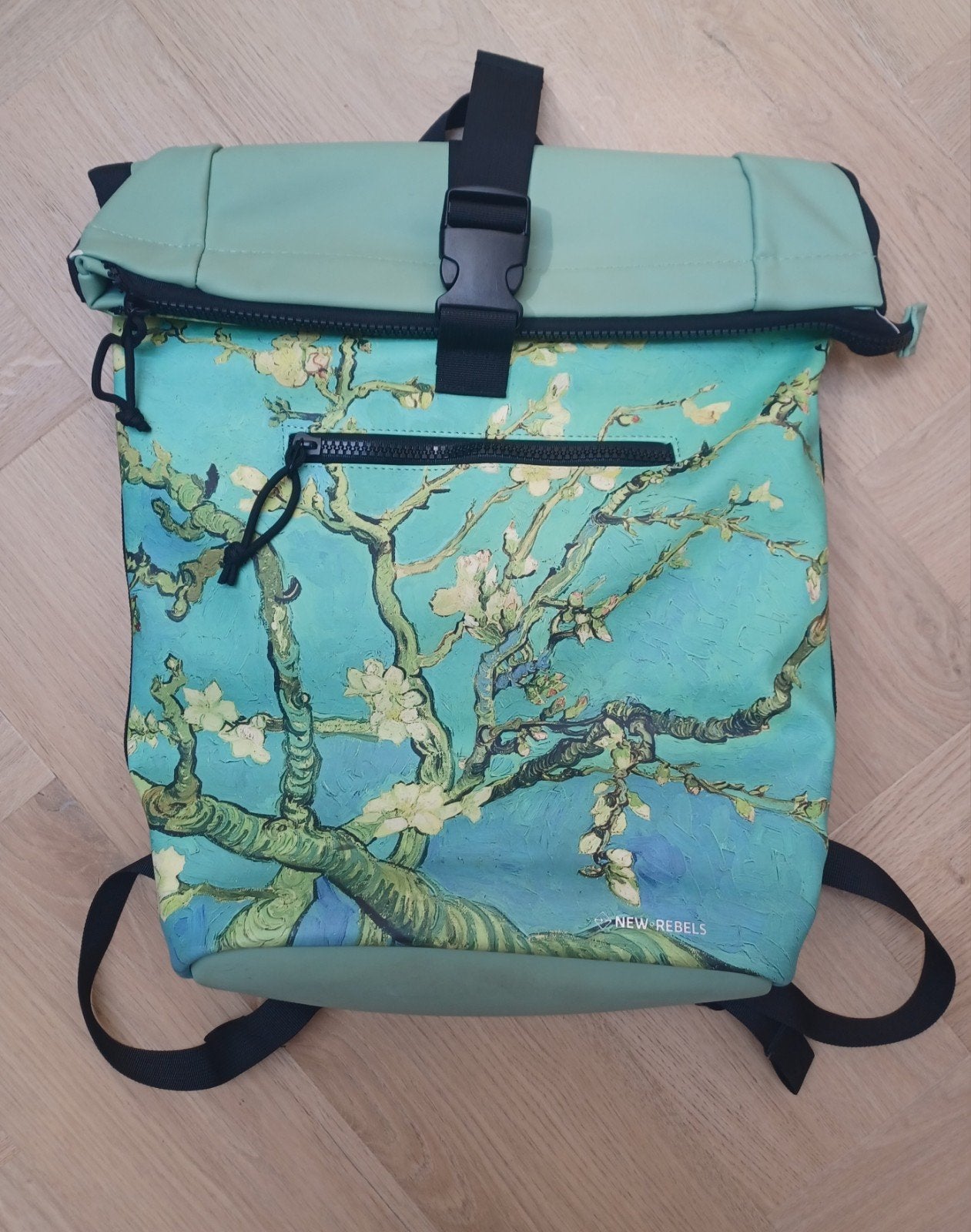 New Rebels New York Amandel Bloesem 19L rugzak laptop, Sieraden, Tassen en Uiterlijk, Tassen | Rugtassen, Gebruikt, Overige merken