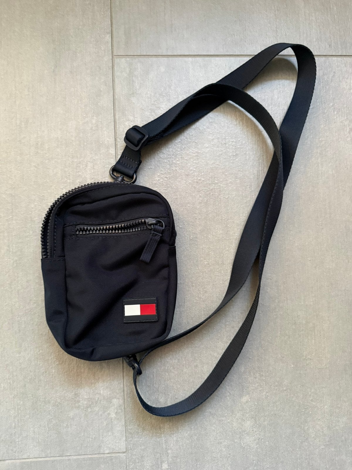 Stoere Tommy Hilfiger mini crossbody!, Ophalen of Verzenden, Zo goed als nieuw, Blauw, Overige merken