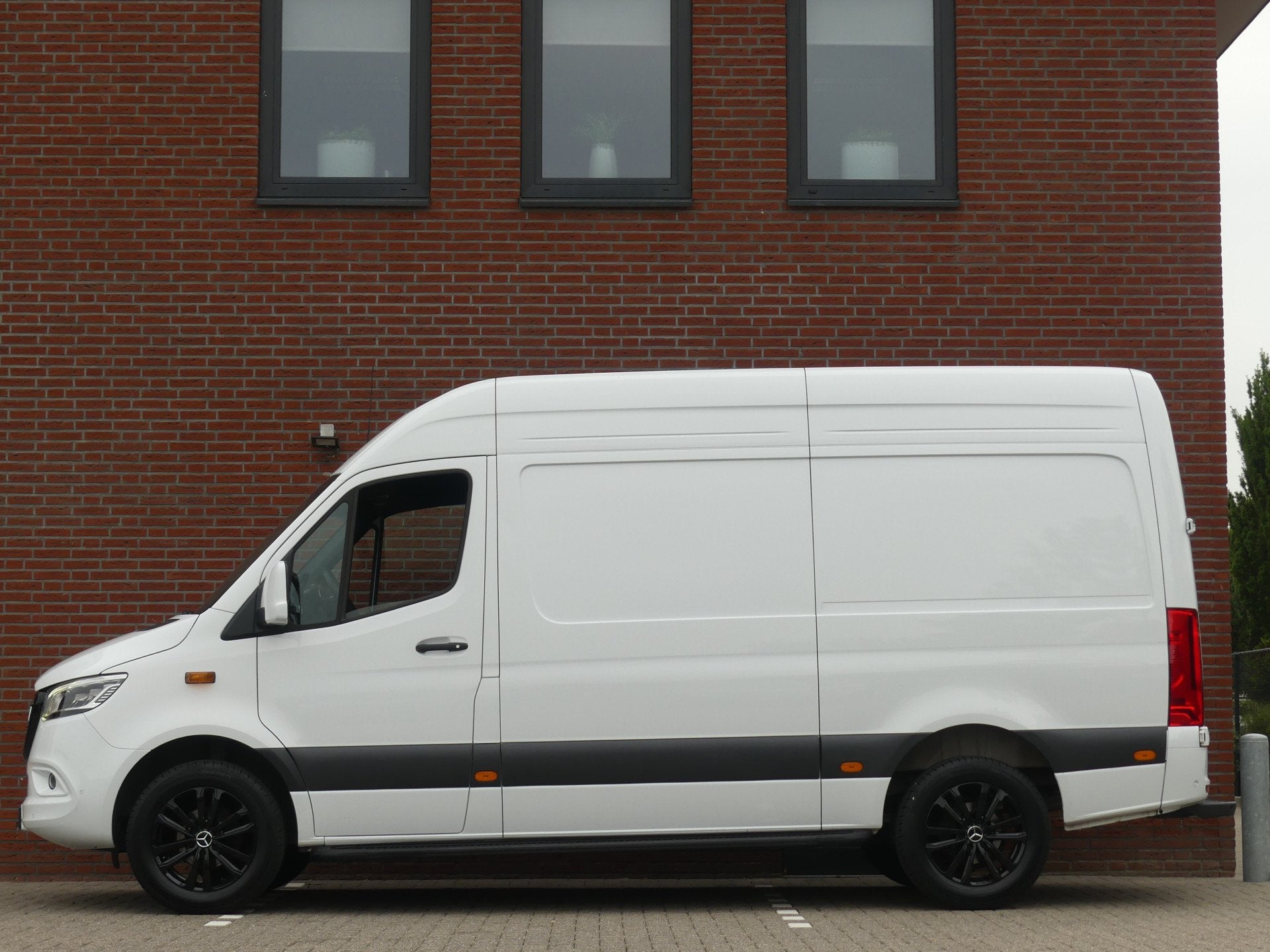 Mercedes-Benz Sprinter 317 CDI L2H2 LED/Camera/Geveerde stoe, Auto's, Automaat, Dealer onderhouden, Achterwielaandrijving, Gebruikt