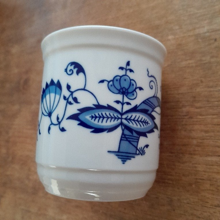 Witte mok met blauwe decoratie, Huis en Inrichting, Gebruikt, Ophalen of Verzenden, Overige stijlen, Kop(pen) en/of Schotel(s)