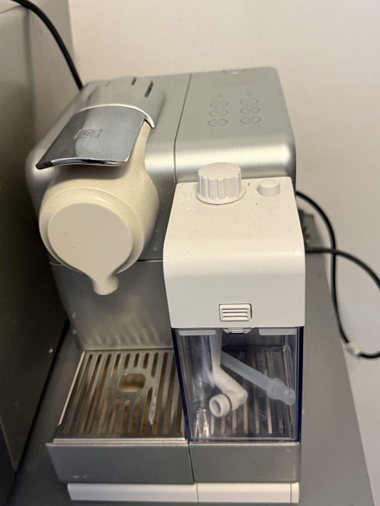 Nespresso De'Longhi Lattissima met melkopschuimer, Ophalen of Verzenden, Gebruikt, Koffiemachine