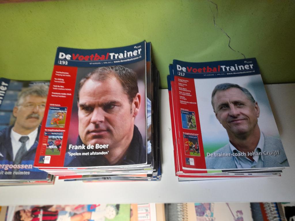 Voetbal:  Maandbladen De Voetbal Trainer, Ophalen, Nieuw, Overige binnenlandse clubs, Boek of Tijdschrift