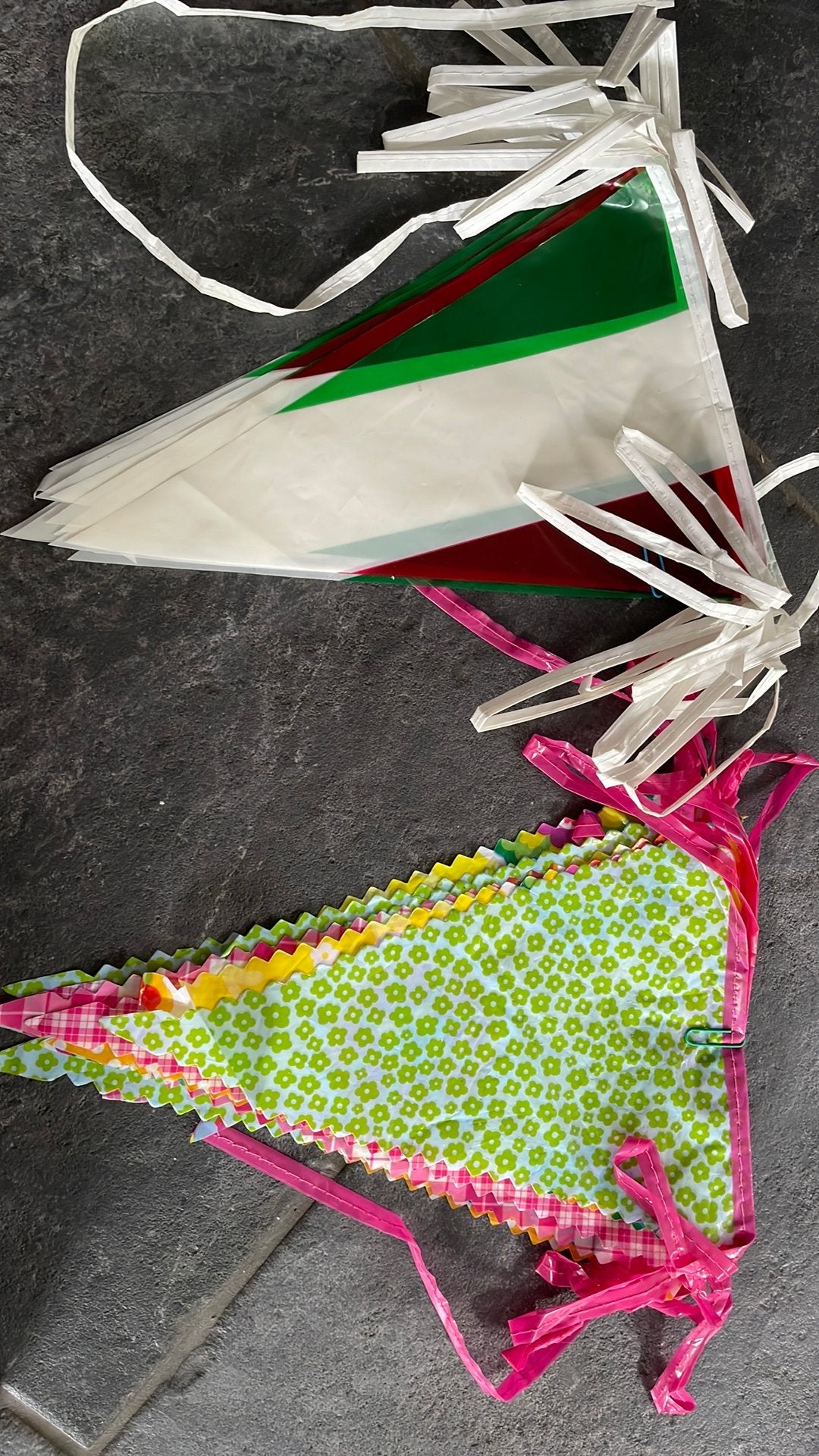 Twee vlaggenlijnen: Italiaanse vlag en kleurrijke print, Ophalen, Gebruikt, Versiering, Overige