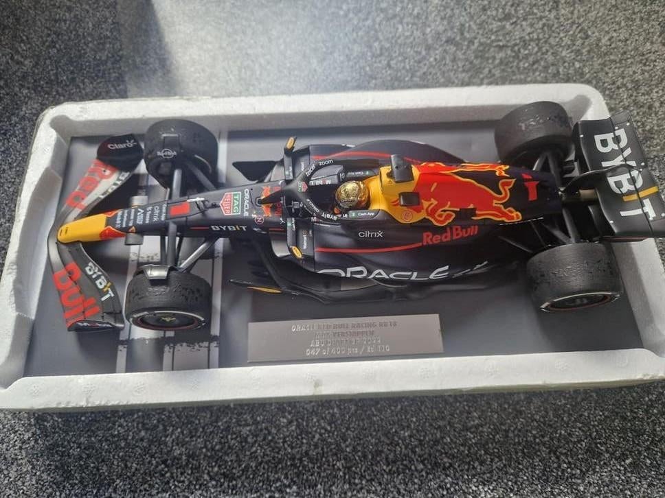 Max Verstappen 1:18 Abu Dhabi 2022 laag nummer!, Ophalen of Verzenden, Zo goed als nieuw, Formule 1