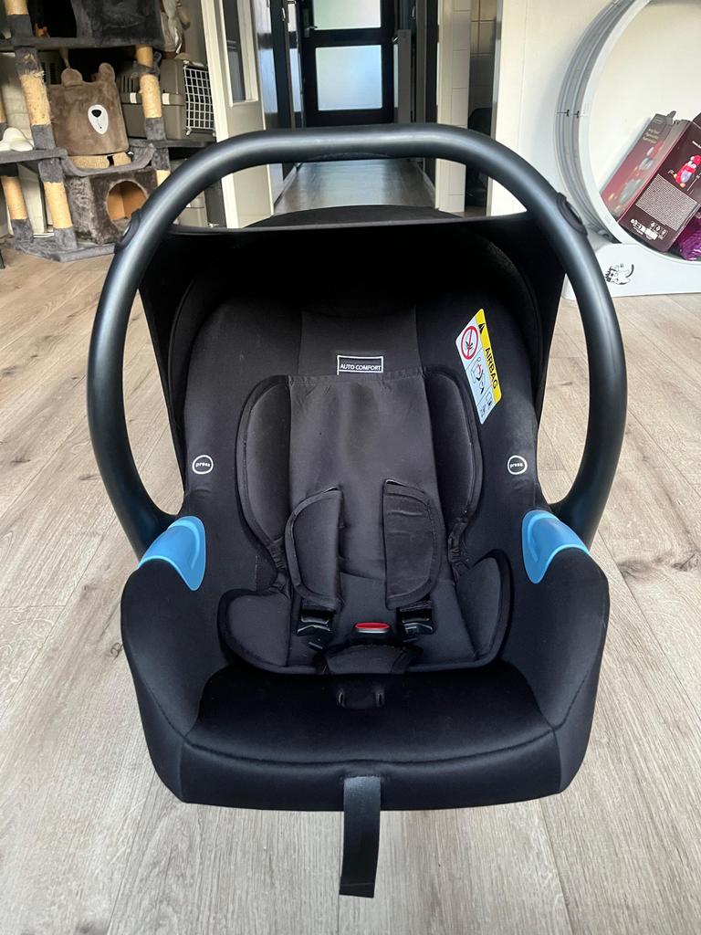 Baby autostoel - Zwart met blauwe accenten, Autogordel, Zijbescherming, Zo goed als nieuw, 0 t/m 13 kg