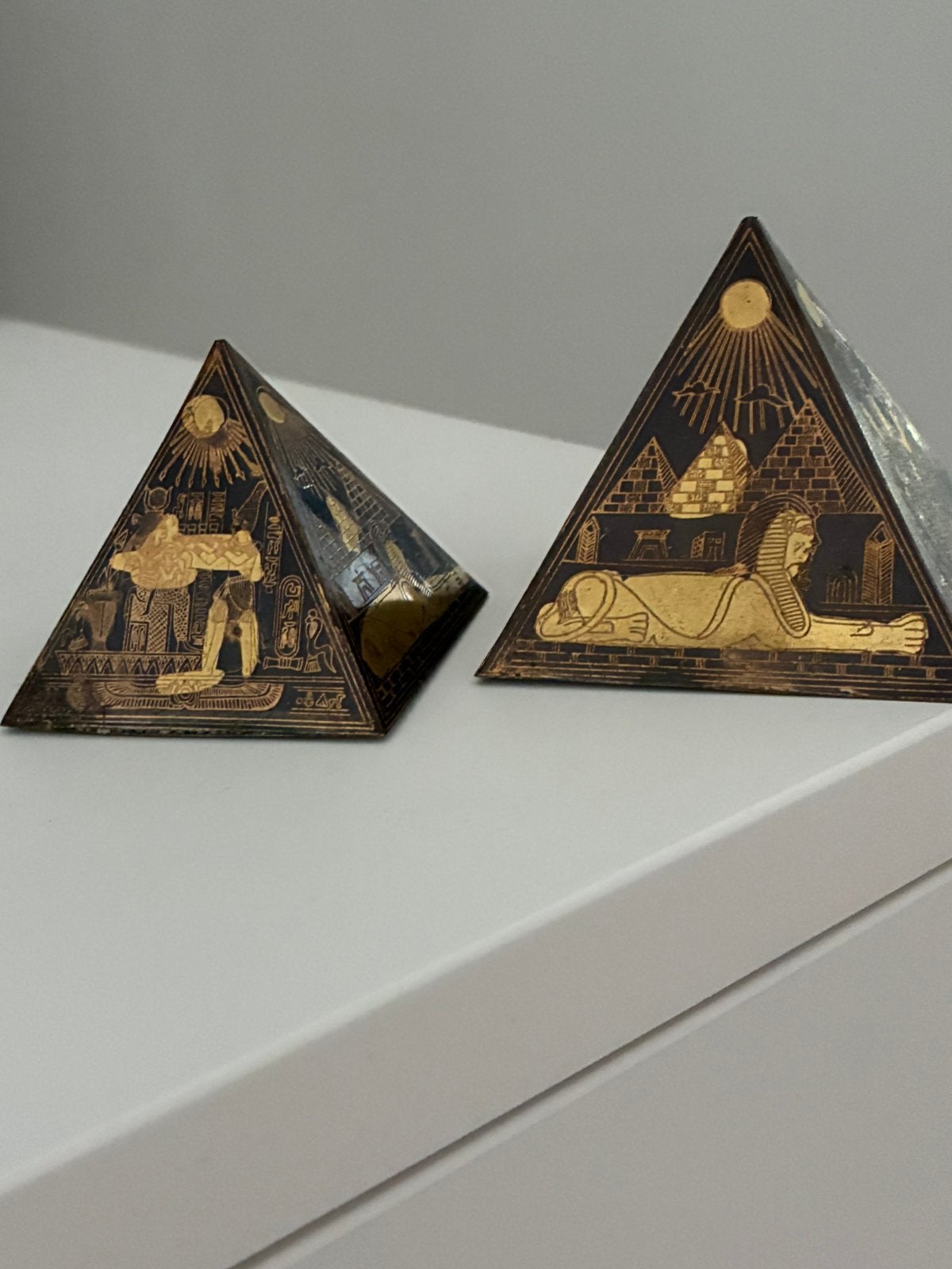 Piramides 2 st vintage Egypte souveniers gegraveerd messing, Ophalen of Verzenden