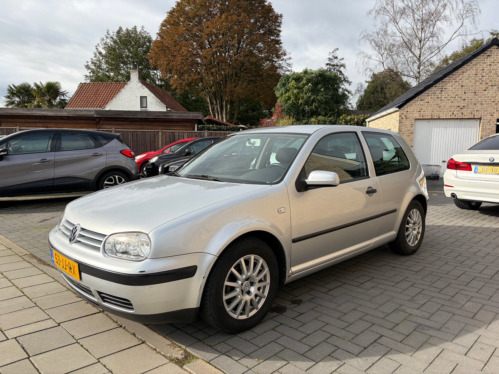 Volkswagen Golf 1.6i AUTOMAAT 2002 Airco trekhaak nieuwe apk, Auto's, 4 cilinders, 49 €/maand, 1200 kg, Zilver of Grijs