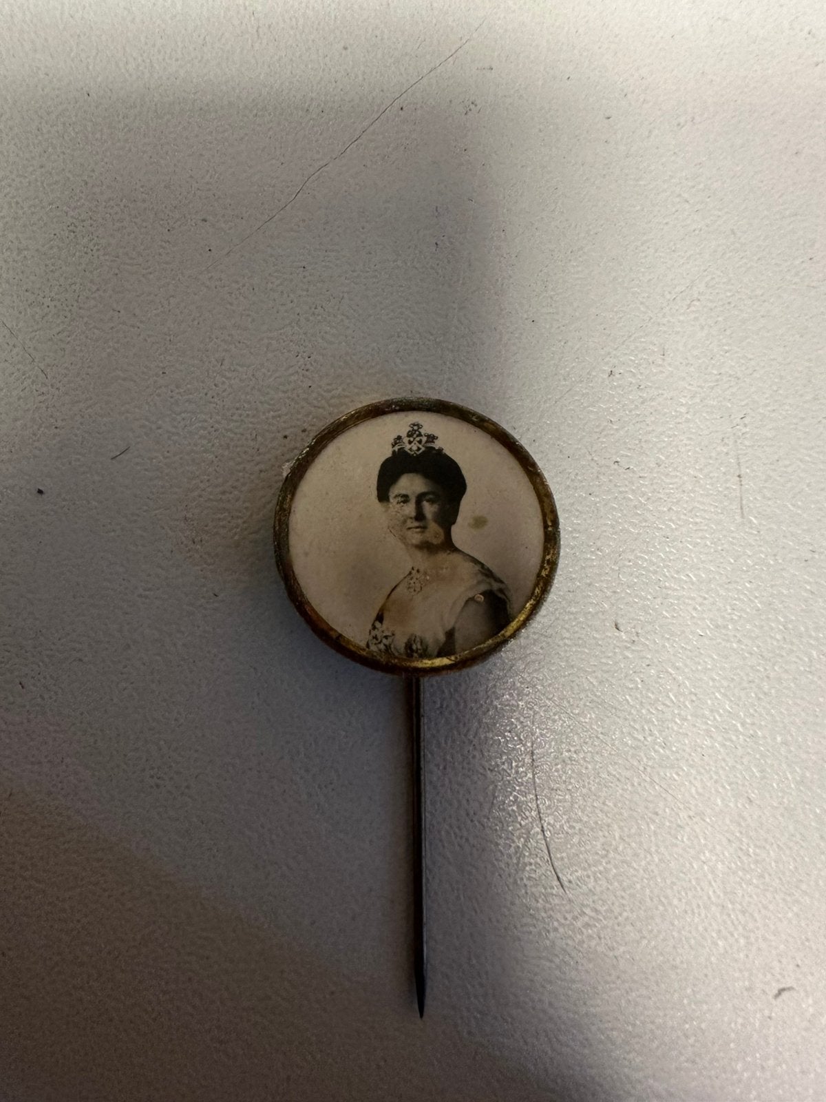 Speldje koningin  Wilhelmina, Verzamelen, Ophalen of Verzenden, Gebruikt, Speldje of Pin