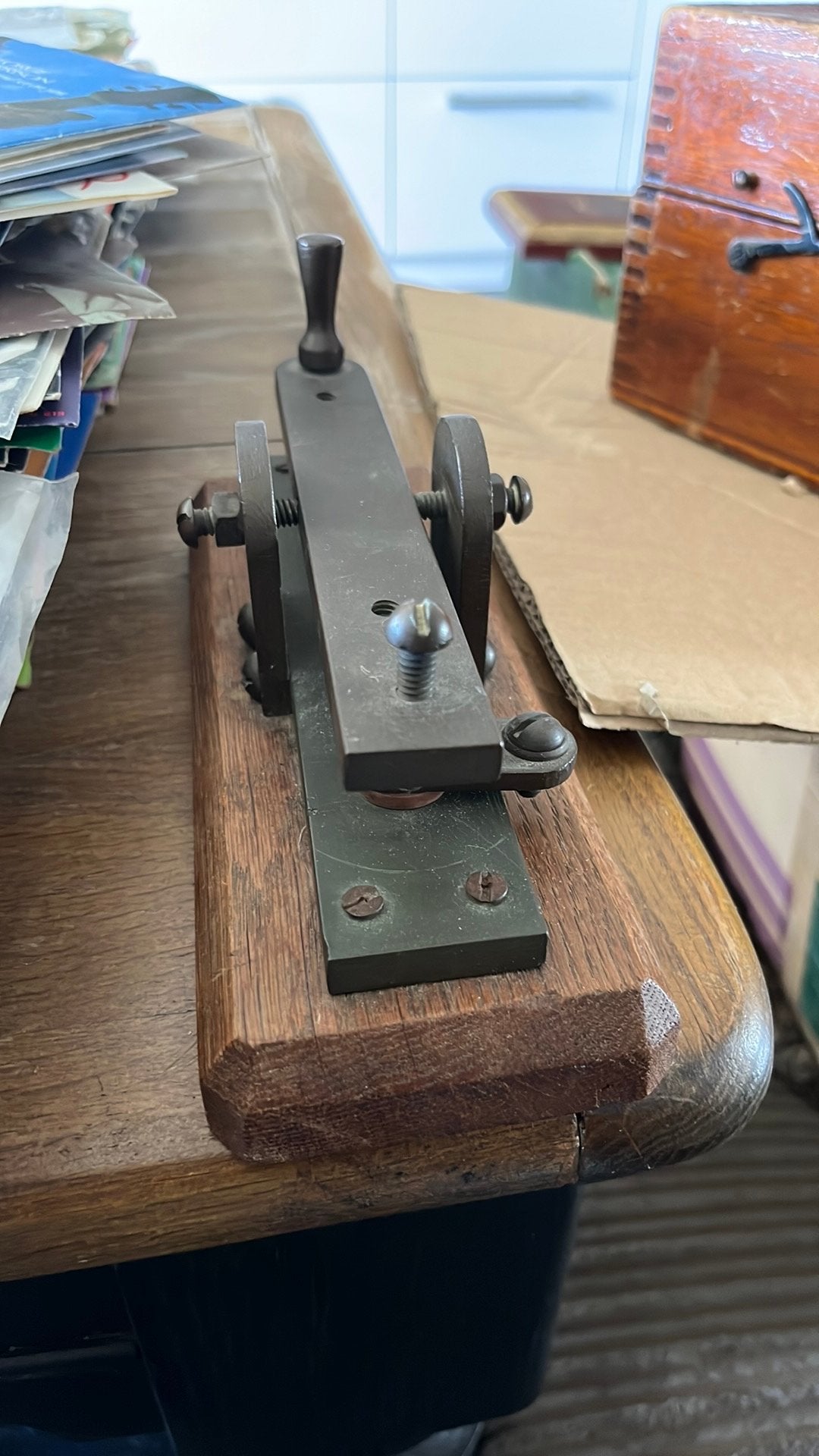 Morse sleutel koper op een eikenhouten plank