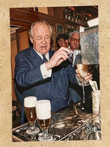 Originele keurenfoto 20x30cm Freddy Heineken achter de tap, Verzamelen, Verzenden, Nieuw, Overige typen, Heineken