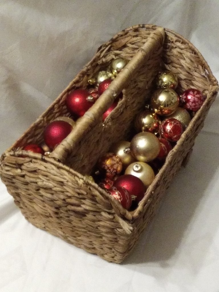 KERSTBALLEN, sterren en pegels in goud en rood, in draagmand, Diversen, Kerst, Ophalen of Verzenden, Zo goed als nieuw