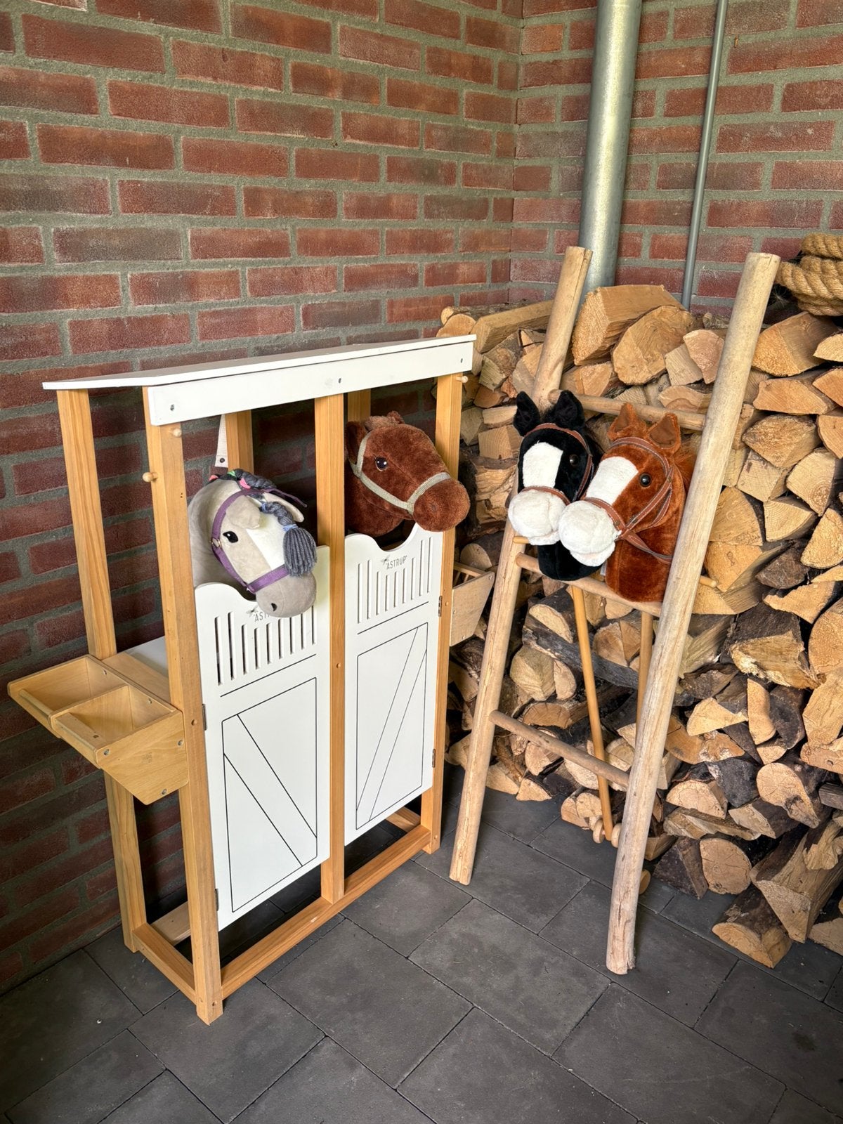 ASTRUP Hobby Horse Stal met 4 Hobby Horses, Ophalen of Verzenden, Zo goed als nieuw, Jongen of Meisje