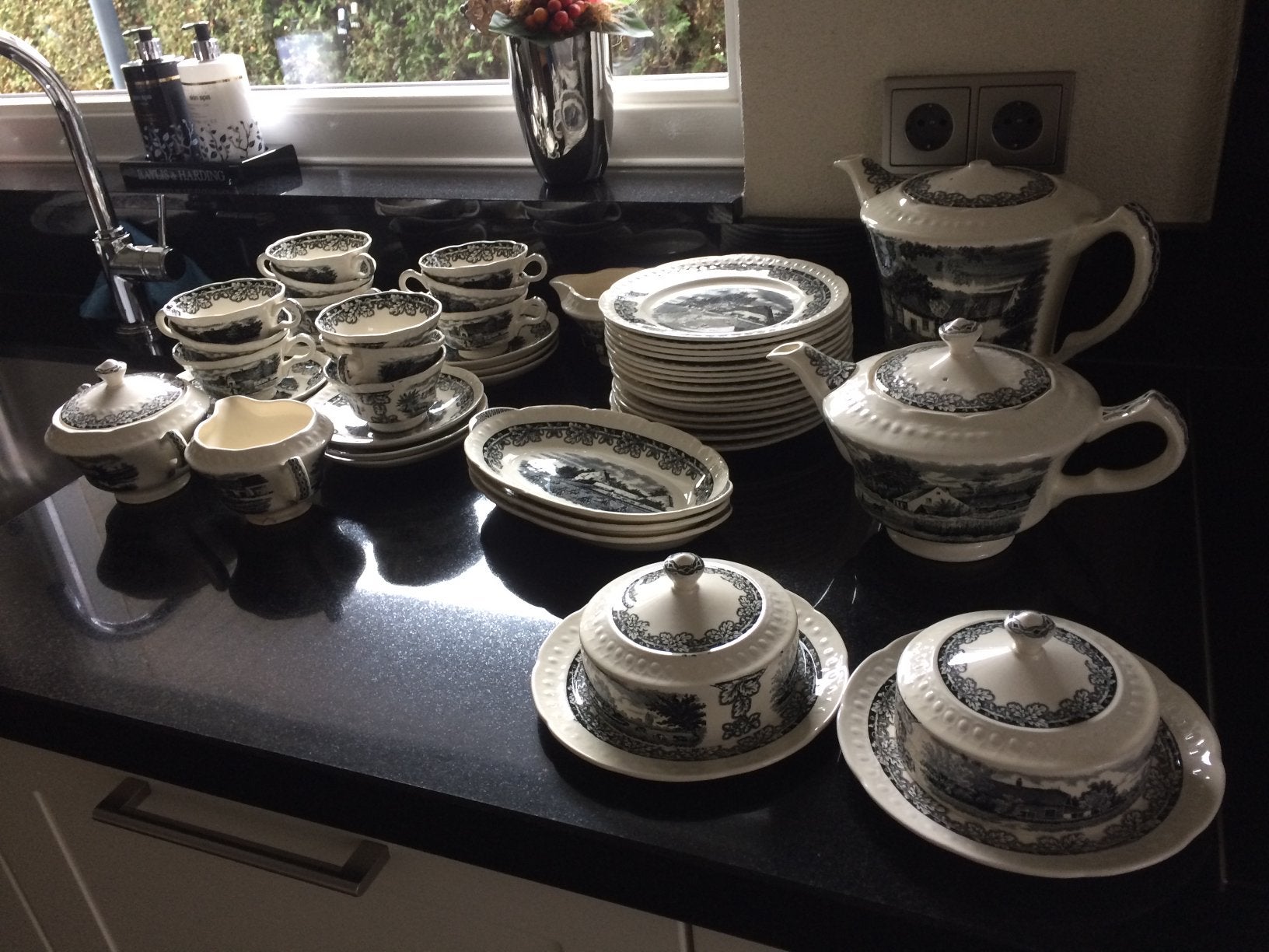 Vintage servies Boerenhoeve maastricht.  Kleur zwart, Ophalen