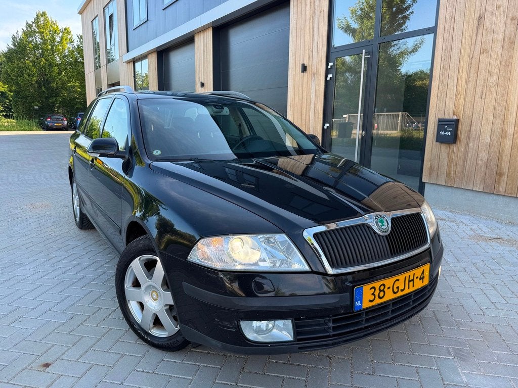 Skoda Octavia Combi 1.9 TDI Elegance (bj 2008) AUTOMAAT/CLIM, Parkeersensor, Stof, Gebruikt, 1340 kg
