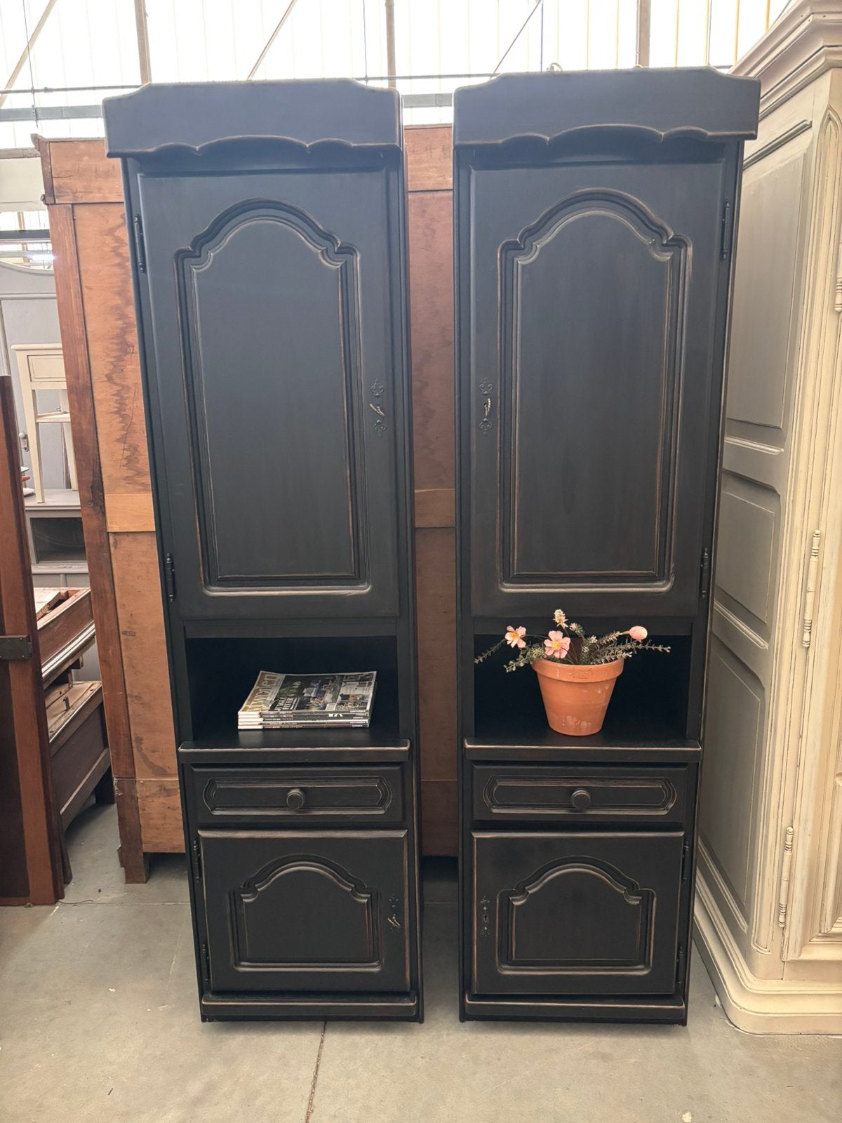 Landelijk brocante smalle kast / kasten, Huis en Inrichting, Ophalen, Studio Larilo, Studiolarilo@gmail.com, Zo goed als nieuw