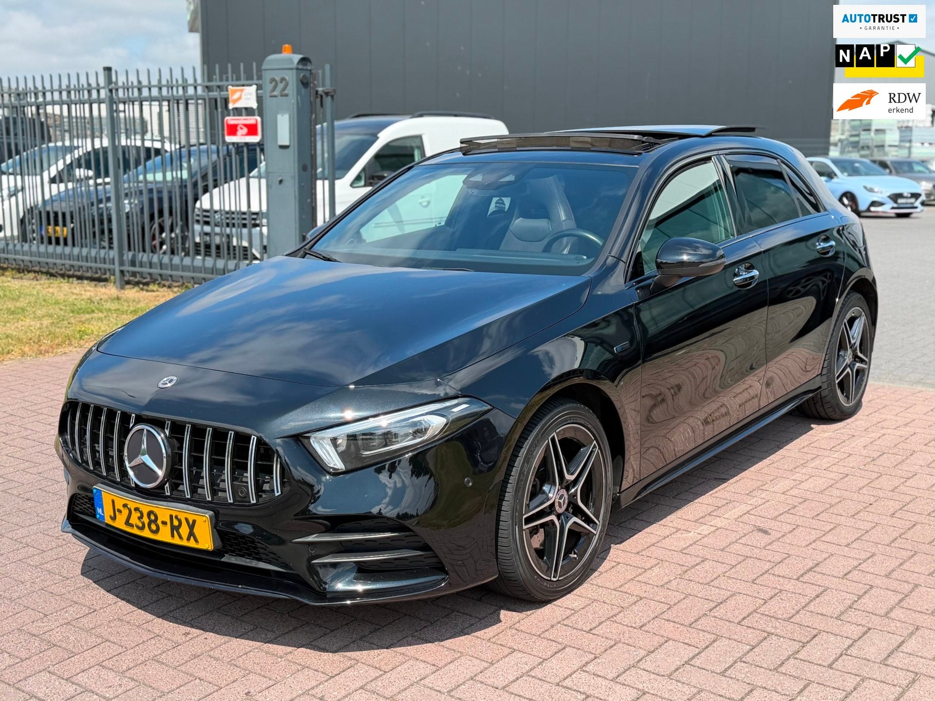 Mercedes-Benz A-klasse 250 e Business Solution AMG Limited N, Auto's, Gebruikt, 4 cilinders, 15 kWh, Zwart
