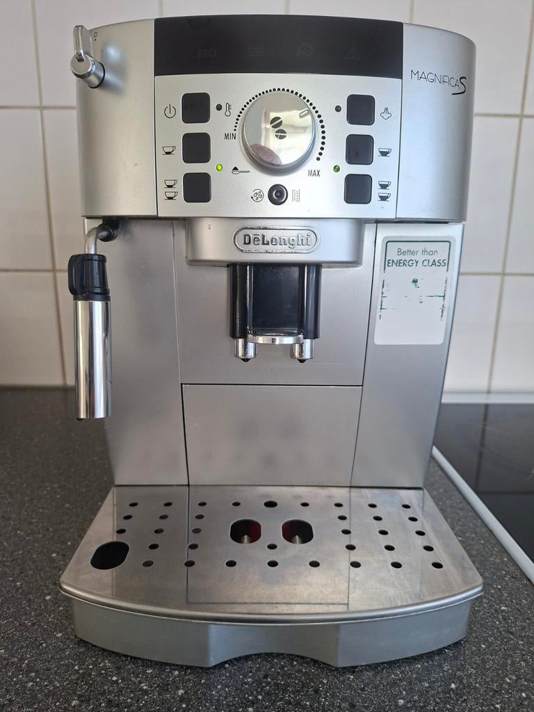 DeLonghi Magnifica S volautomatische espressomachine, Witgoed en Apparatuur, Koffiezetapparaten, Gebruikt, 10 kopjes of meer, Koffiemachine