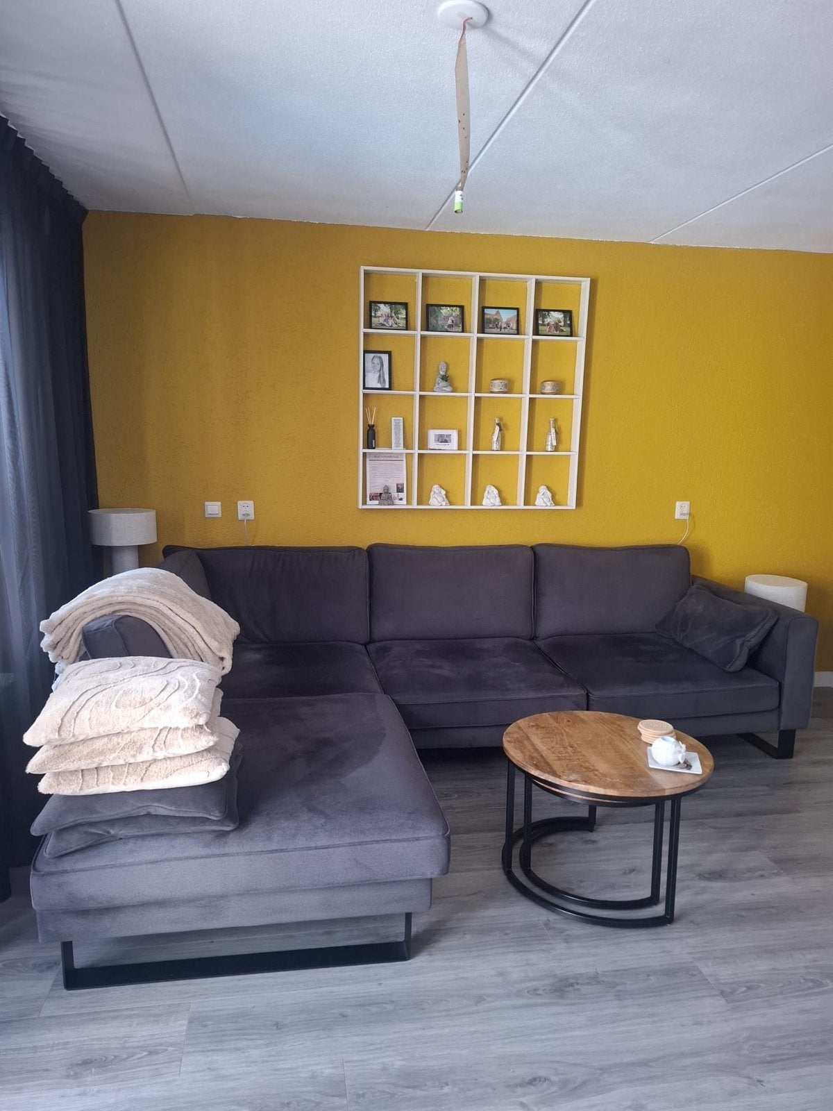 Comfortabele grijze velvet hoekbank., Huis en Inrichting, Ophalen, 250 tot 300 cm, Gebruikt, Hoekbank