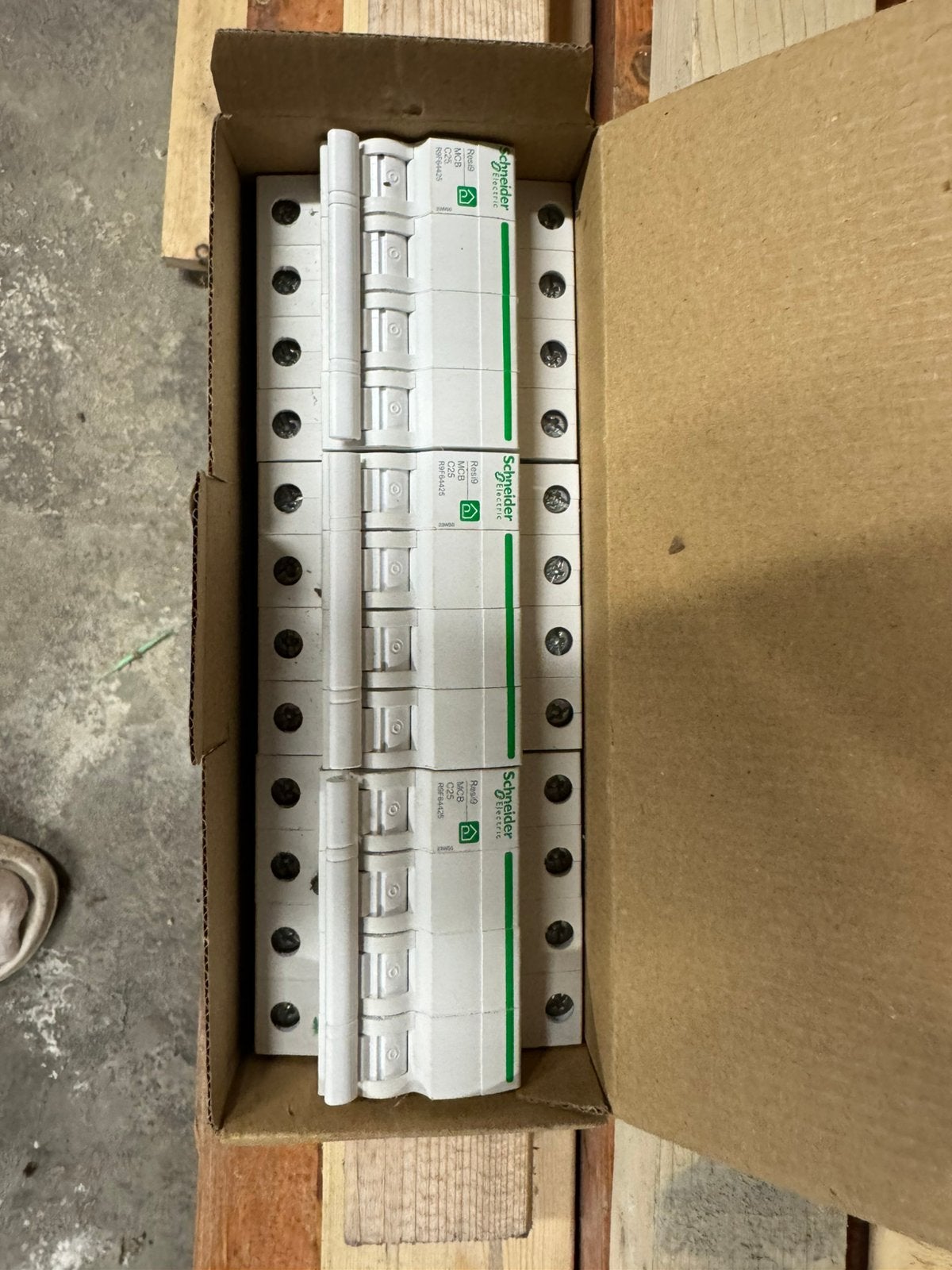 3x Schneider MCB C25 Automaat 4 polig (nieuw), Ophalen, Zo goed als nieuw, Schakelaar