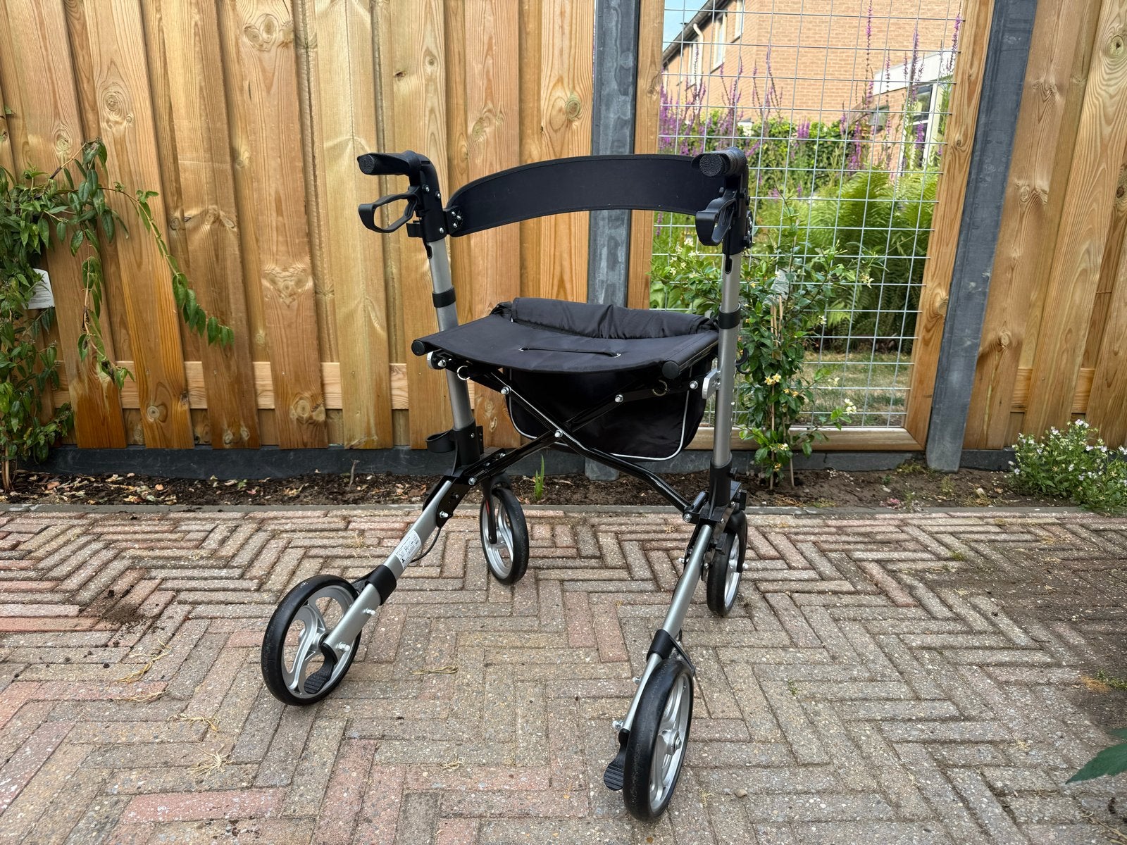 Rollator met opbergvak in goede staat, Diversen, Rollators, Ophalen, Zo goed als nieuw