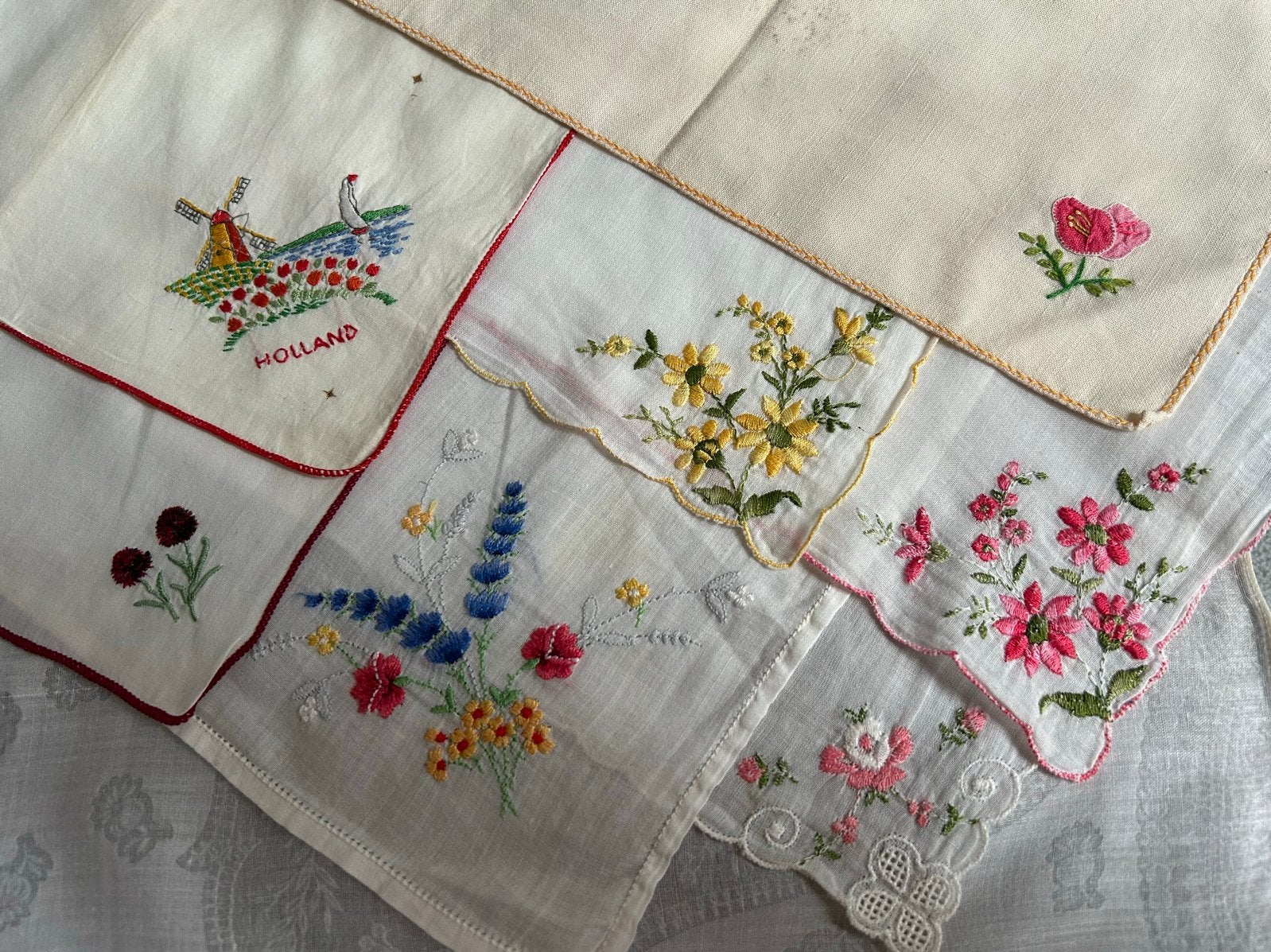 8 Antieke Geborduurde Zakdoekjes - Diverse Motieven, Ophalen of Verzenden