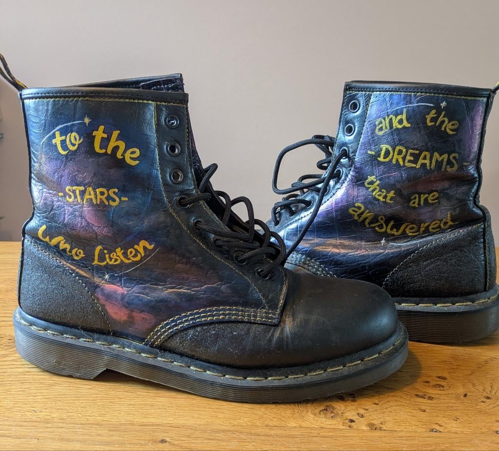 Dr. Martens mt 43 - Uniek handgeschilderd door kunstenares, Zwart, Lage of Enkellaarzen, Ophalen of Verzenden, Dr. Martens