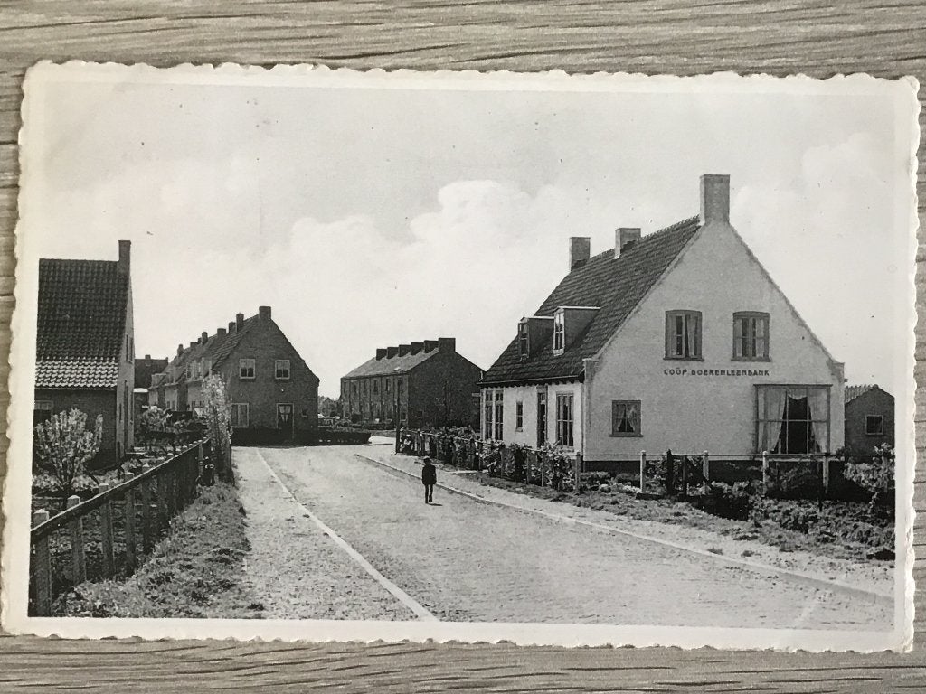 Oude ansicht Zuidland Wilhelminastraat Boerenleenbank ca1955, Verzamelen, Ansichtkaarten | Nederland, Ophalen of Verzenden, 1940 tot 1960