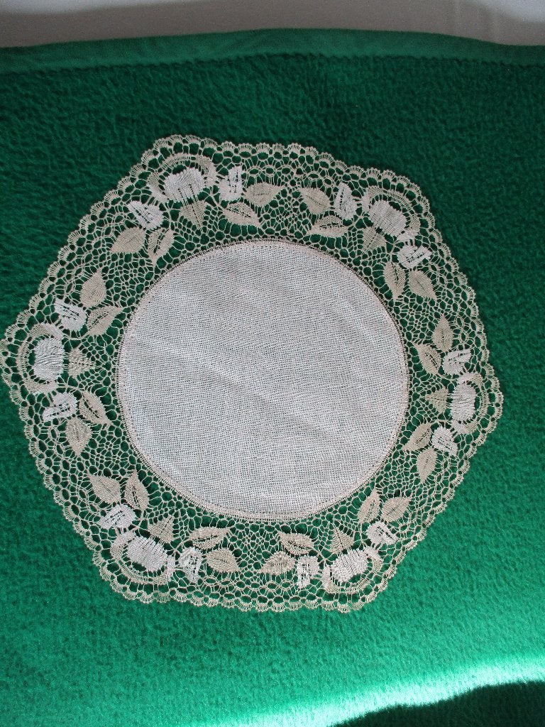 Handgemaakt kantklos kleedje met linnen, Hobby en Vrije tijd, Kantklossen, Ophalen of Verzenden, Nieuw, Garen