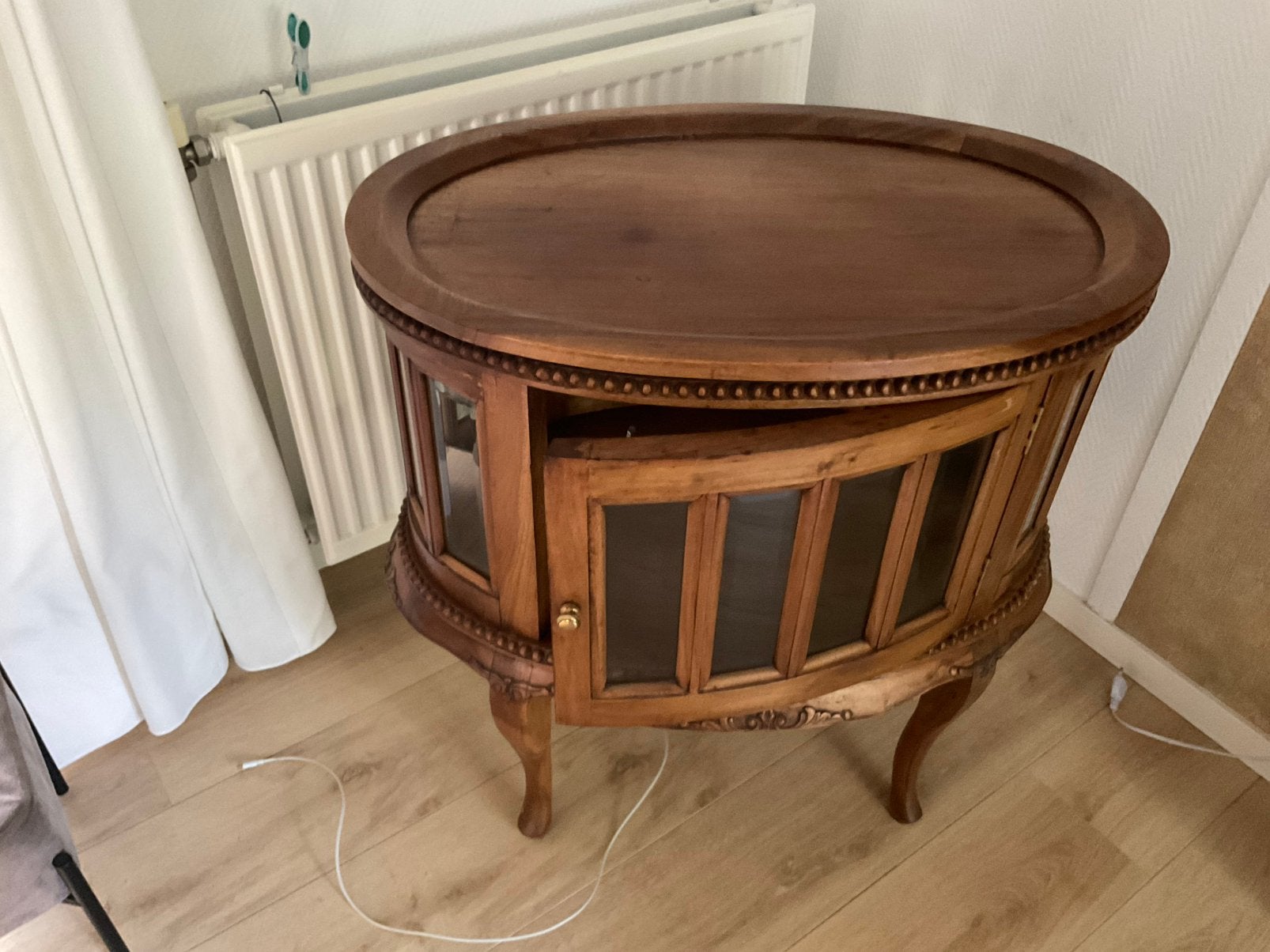 Antieke houten theetafel met glazen deurtjes, Antiek en Kunst, Ophalen