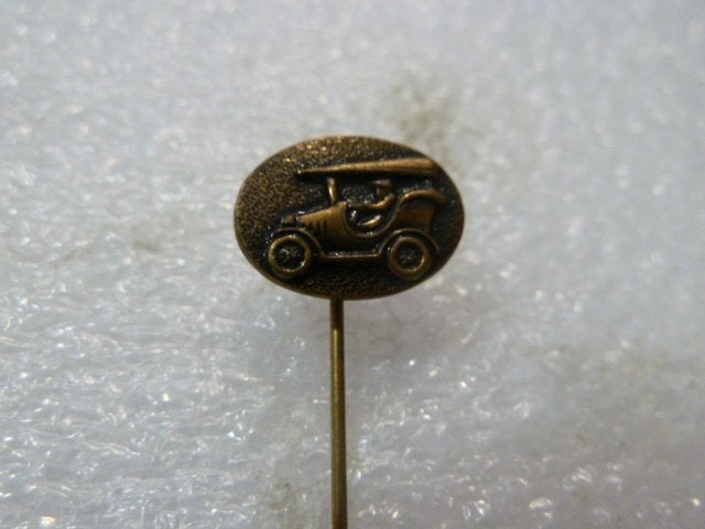Vintage Speldje met Oude Auto - Transport Thema, Ophalen of Verzenden, Gebruikt, Transport, Speldje of Pin