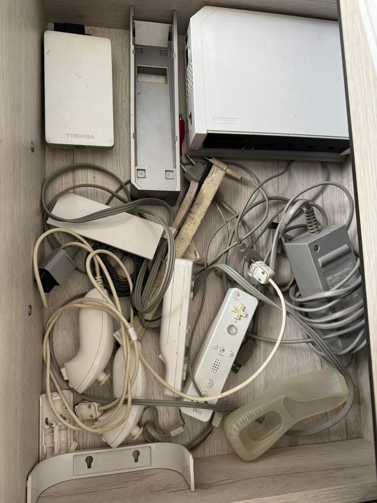 Zeer complete Nintendo Wii, Ophalen, Gebruikt, Met 2 controllers, Met stuurtje