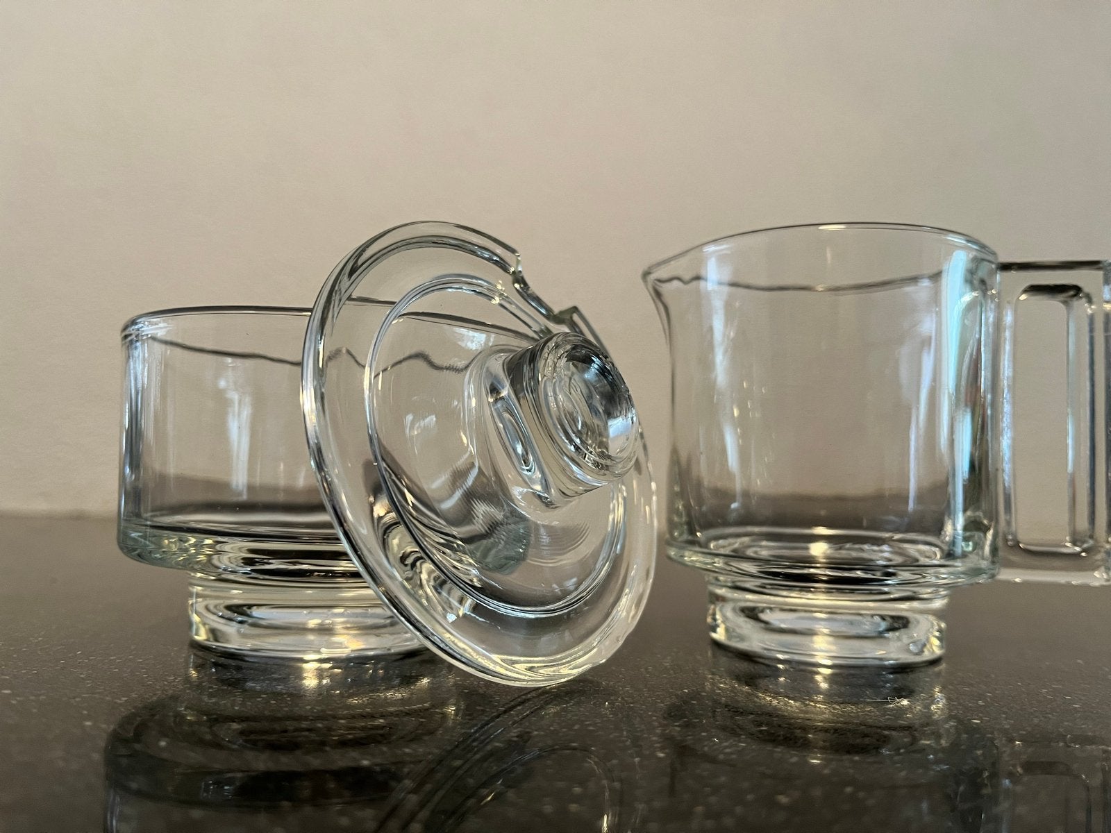 Glazen melkkannetje en suikerpotje met deksel, Ophalen