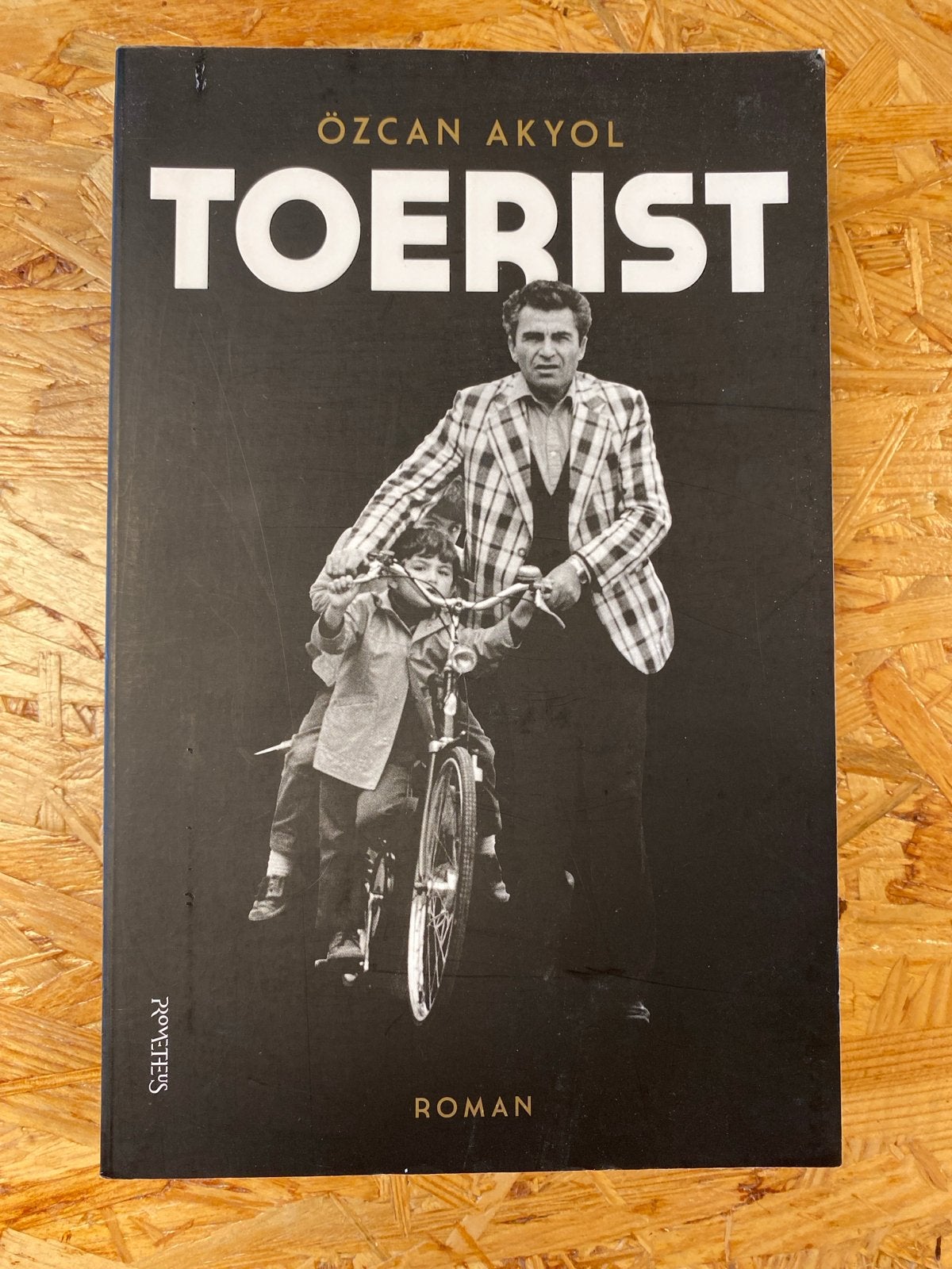Toerist - Roman van Özcan Akyol, Boeken, Romans, Zo goed als nieuw, Nederland, Ophalen of Verzenden