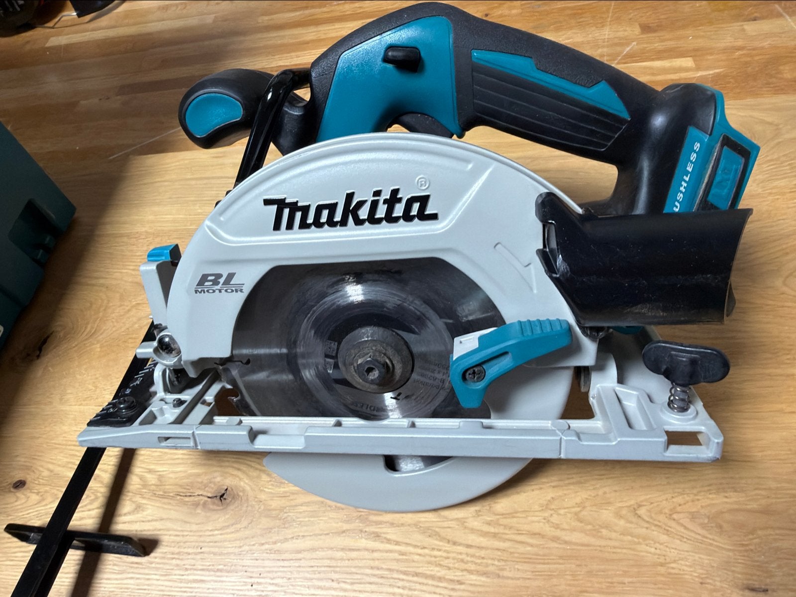 Makita DHS680ZJ 18V Accu Cirkelzaag in Mbox, Doe-het-zelf en Verbouw, Cirkelzaag, Ophalen of Verzenden, Zo goed als nieuw, 30 tot 70 mm