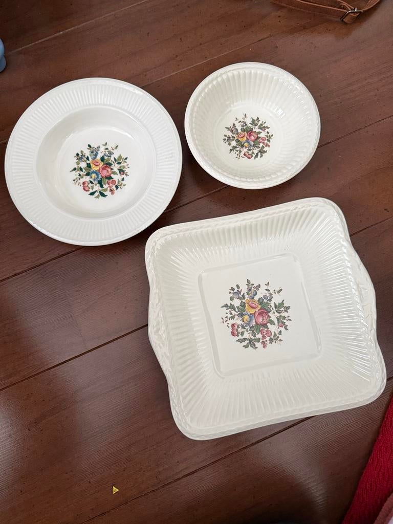 Drie schalen van Wedgwood Conway, Ophalen