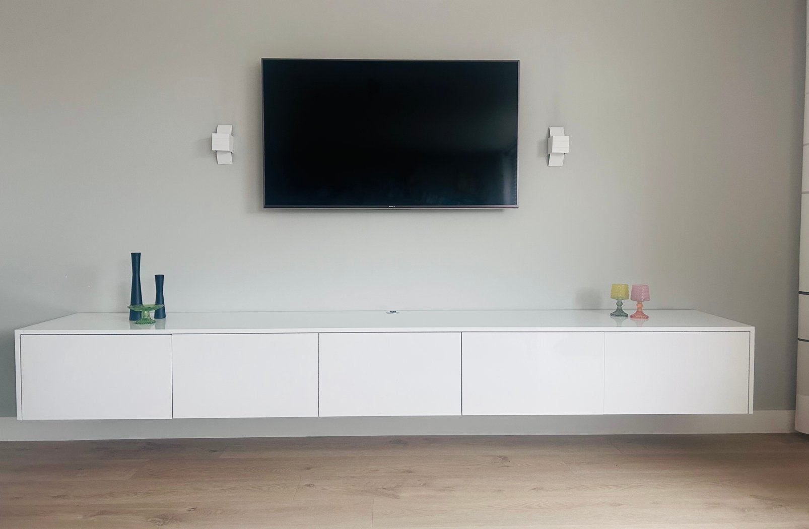 Foto 2 van Zwevend hoogglans wit tv-meubel