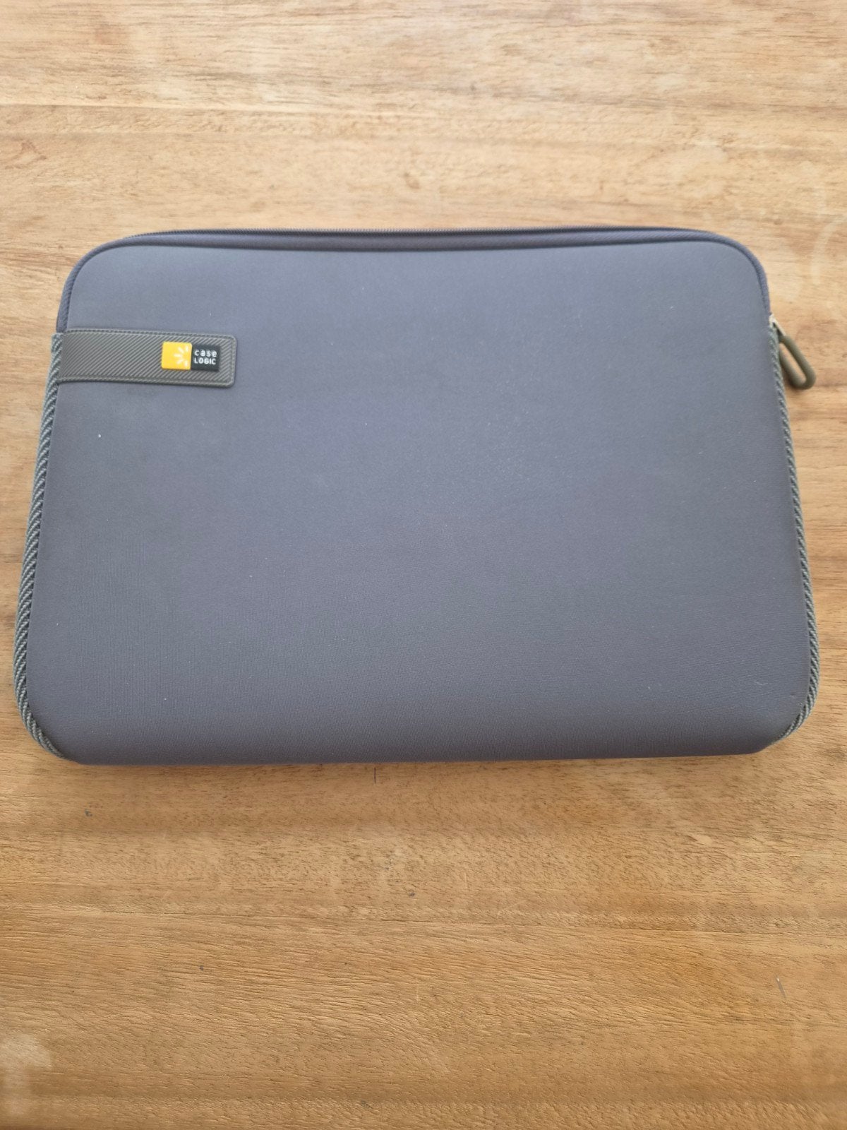 Laptopcover van Caselogic. 36 cm x 27 cm. Grijs/groen, Computers en Software, Laptophoezen, Ophalen of Verzenden, Zo goed als nieuw