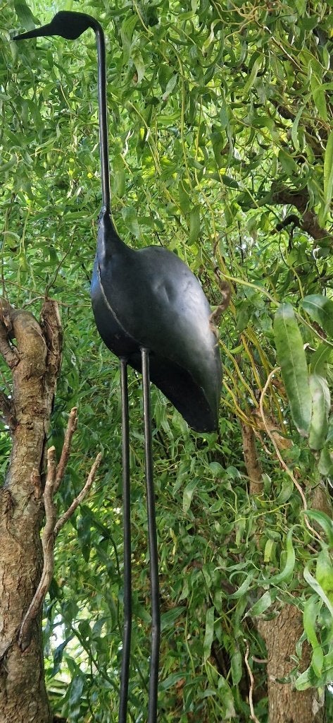 Metalen tuinbeeld (H1 meter)van een reiger(of i.d) brocante, Ophalen of Verzenden, Gebruikt, Metaal, Dierenbeeld