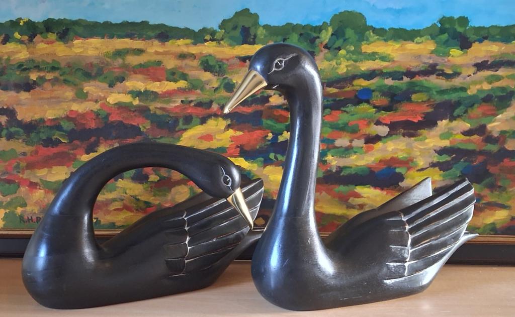 Zwanenpaar,  zwart. Houtsnijwerk. 42/37 cm ~ 43/22 cm., Antiek en Kunst, Ophalen