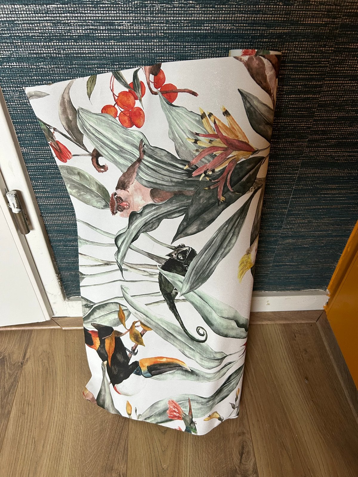 Vliesbehang met tropisch patroon - 8 meter x 52 cm, Ophalen, Wit, Dieren, Vliesbehang