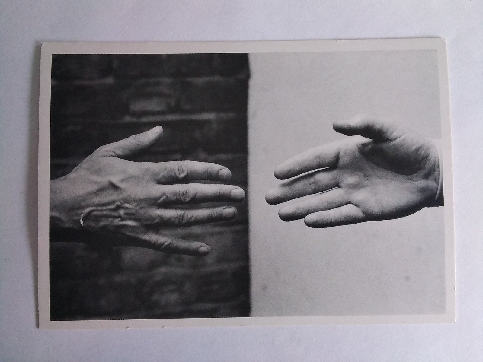 Ansichtkaart Handen Bob Geldof Bono door Anton Corbijn, Verzenden, 1980 tot heden