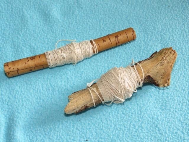 Leuke vintage 'stokjes' met dun katoen garen, decoratie, Ophalen of Verzenden