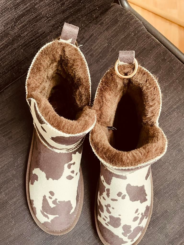 Nieuwe Uggs met Koeienprint mt 40, Kleding | Dames, Schoenen, Ophalen of Verzenden, Zo goed als nieuw