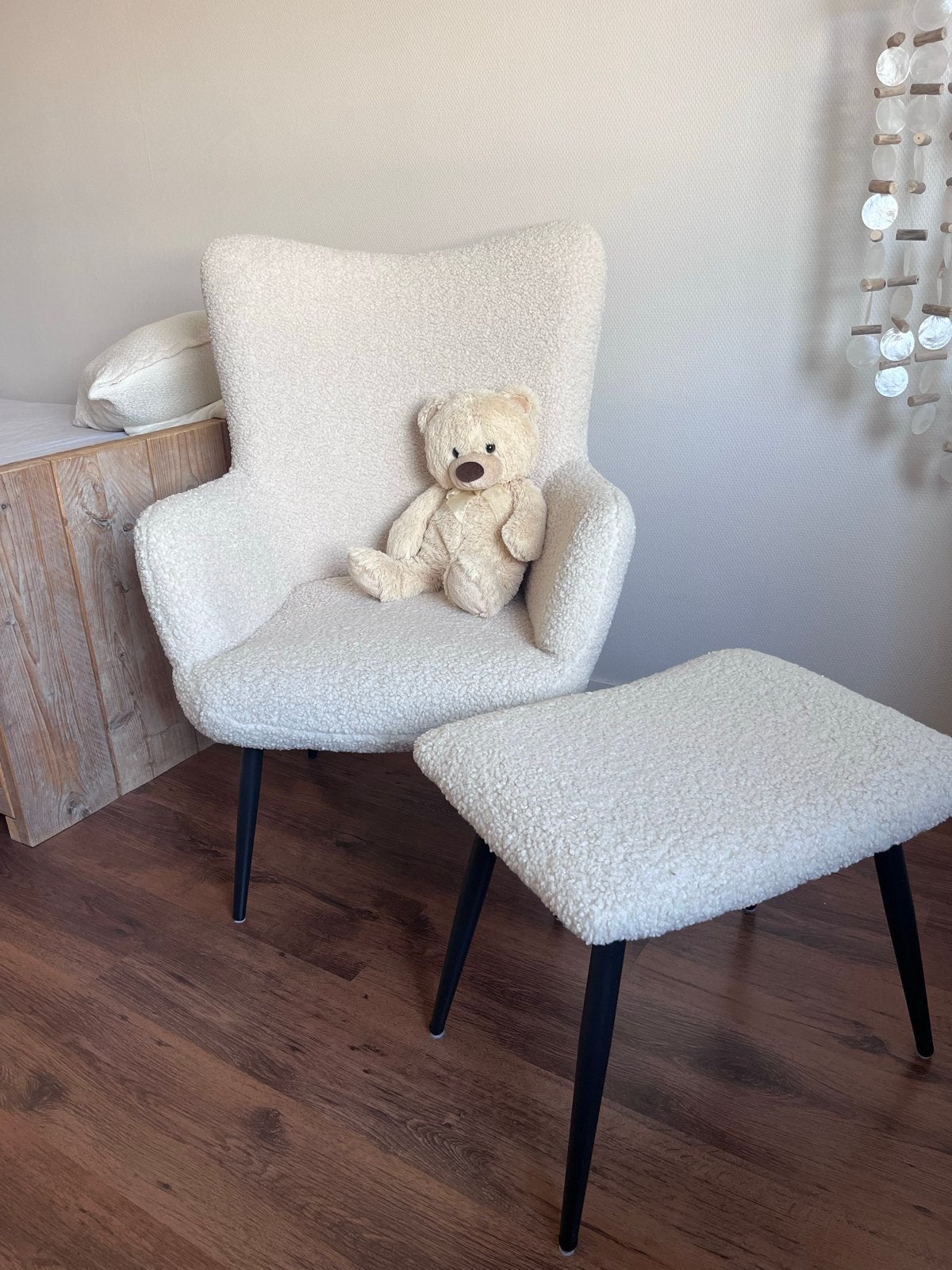 Crèmekleurige teddy fauteuil met poef - Zo goed als nieuw, Ophalen, 75 tot 100 cm, Zo goed als nieuw, Stof