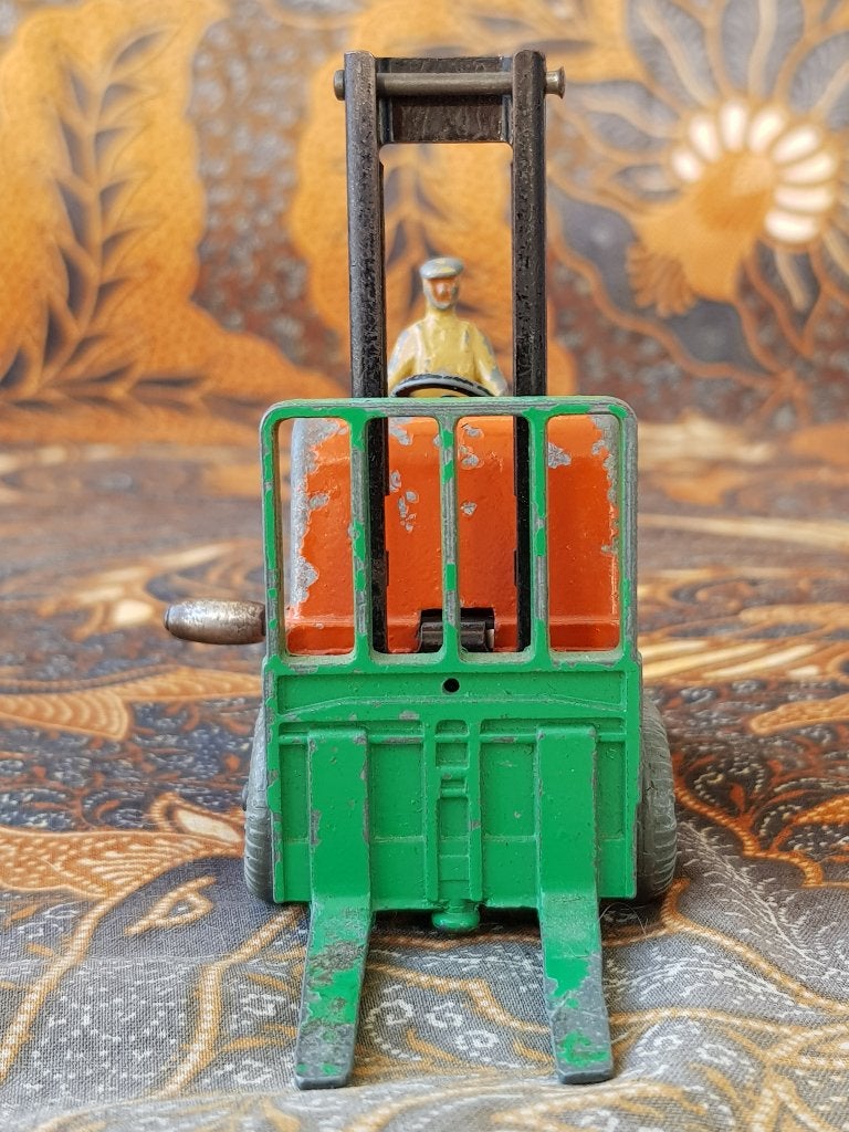 Oud model vorkheftruck uit Engeland van Dinky Toys 11 cm., Ophalen of Verzenden